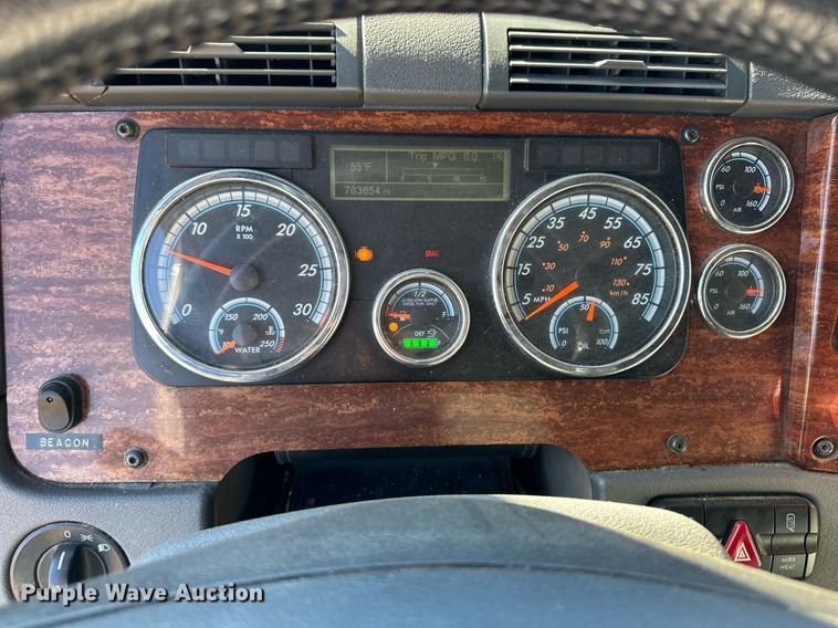 image for item ER8335 2016 Freightliner Cascadia 125 semi truck