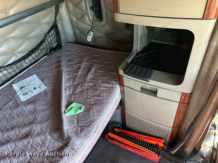 image for item ER8335 2016 Freightliner Cascadia 125 semi truck