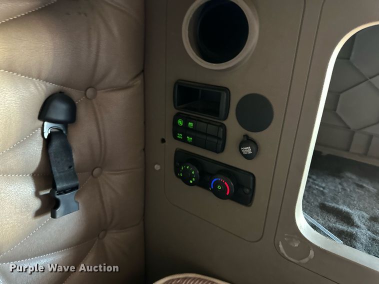 image for item ER8335 2016 Freightliner Cascadia 125 semi truck