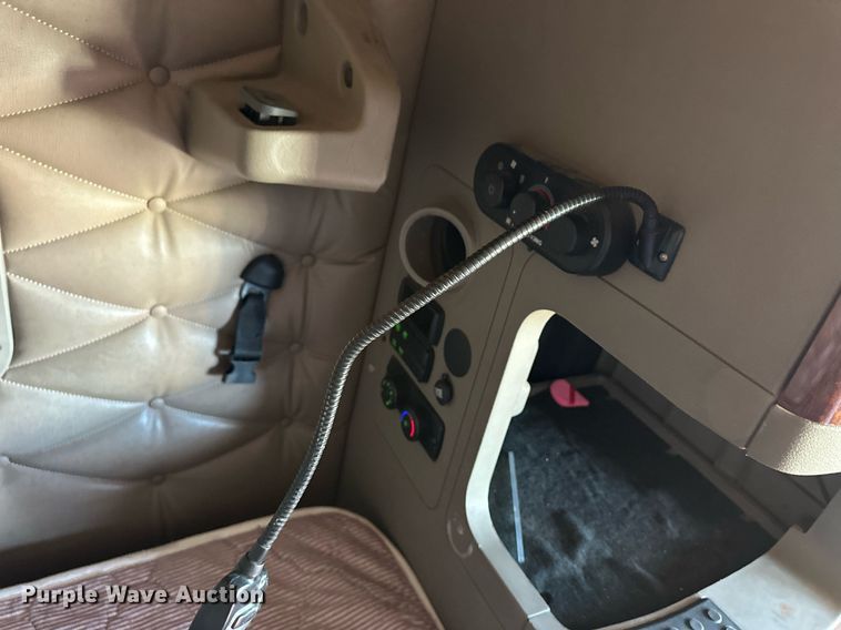 image for item ER8335 2016 Freightliner Cascadia 125 semi truck