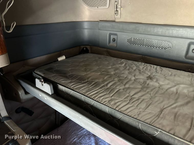 image for item ER8335 2016 Freightliner Cascadia 125 semi truck