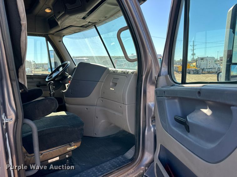 image for item ER8335 2016 Freightliner Cascadia 125 semi truck