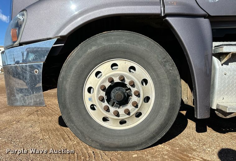 image for item ER8335 2016 Freightliner Cascadia 125 semi truck