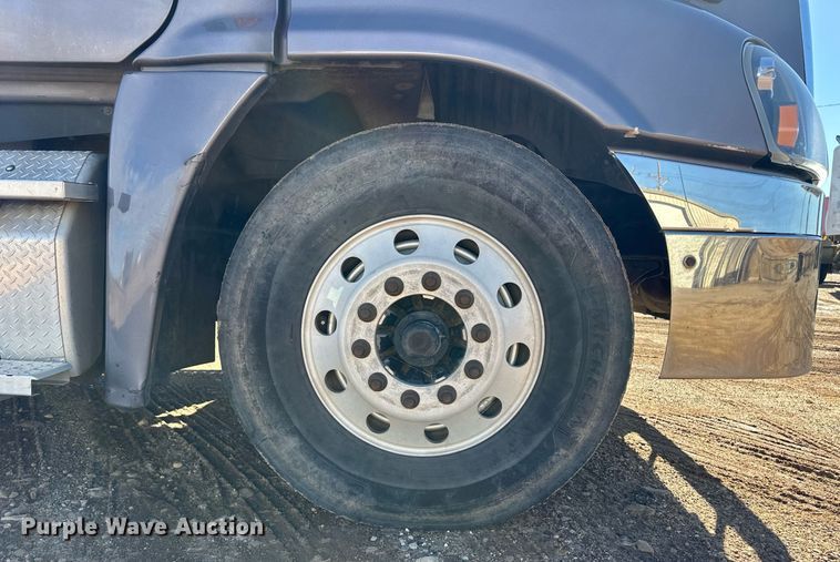 image for item ER8335 2016 Freightliner Cascadia 125 semi truck