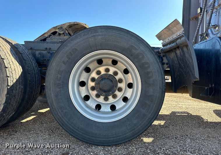 image for item ER8335 2016 Freightliner Cascadia 125 semi truck