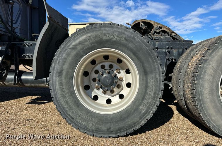 image for item ER8335 2016 Freightliner Cascadia 125 semi truck