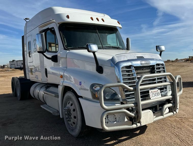 image for item ER8336 2015 Freightliner Cascadia 125 semi truck