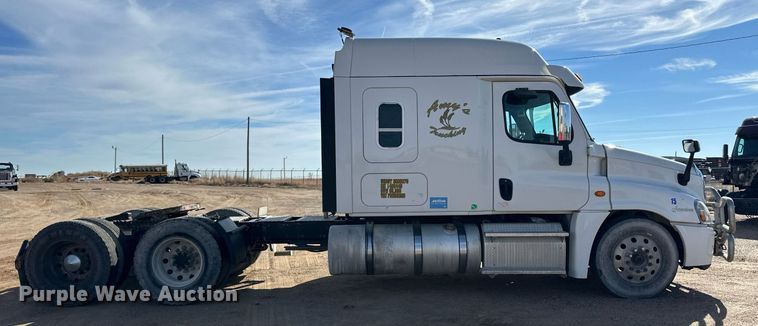 image for item ER8336 2015 Freightliner Cascadia 125 semi truck