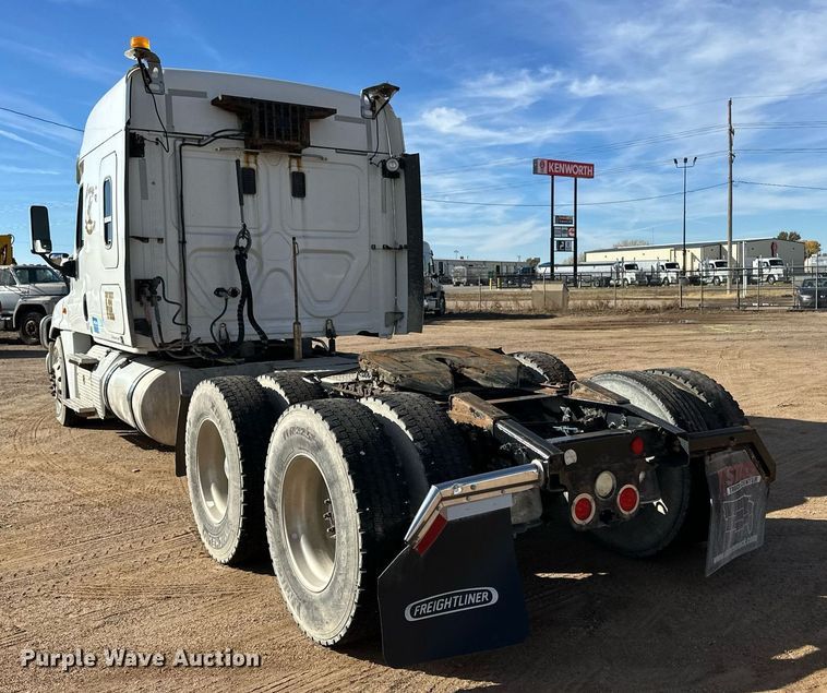 image for item ER8336 2015 Freightliner Cascadia 125 semi truck