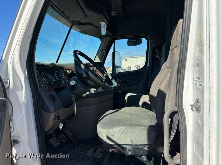 image for item ER8336 2015 Freightliner Cascadia 125 semi truck