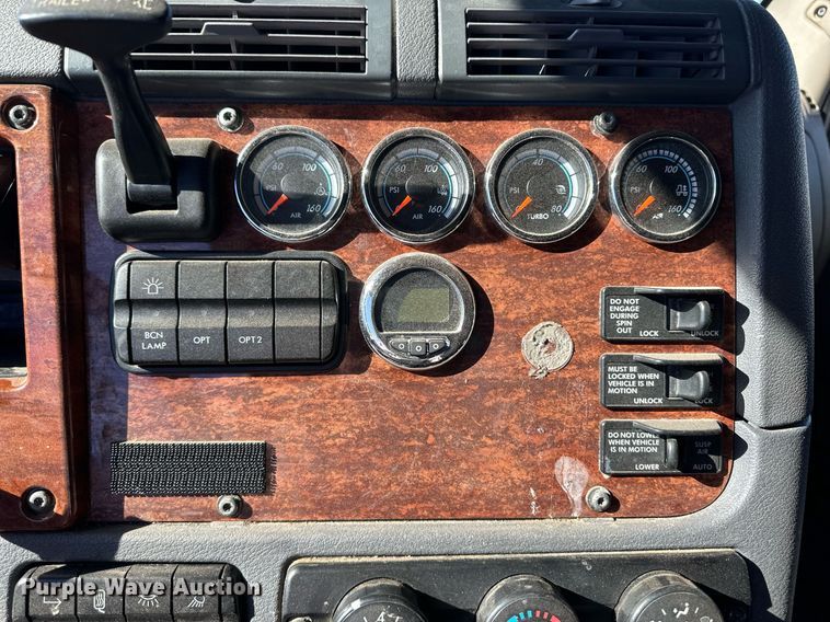 image for item ER8336 2015 Freightliner Cascadia 125 semi truck