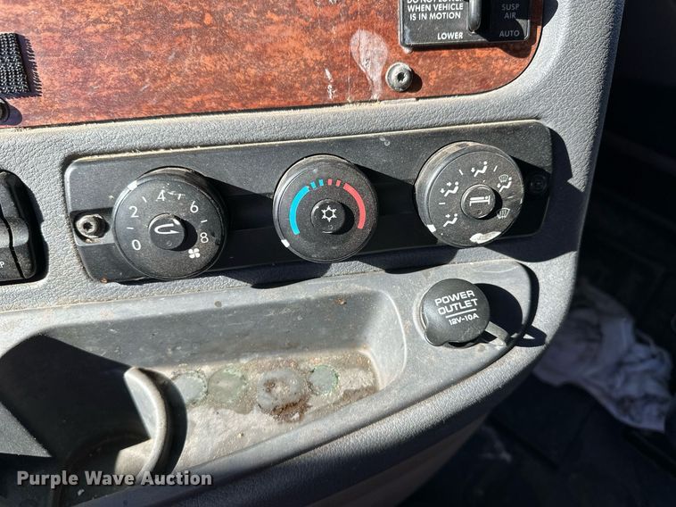 image for item ER8336 2015 Freightliner Cascadia 125 semi truck