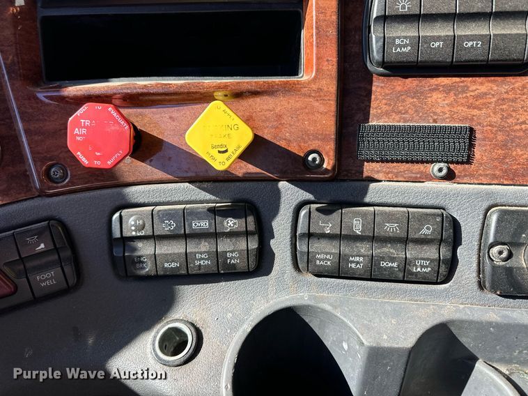 image for item ER8336 2015 Freightliner Cascadia 125 semi truck