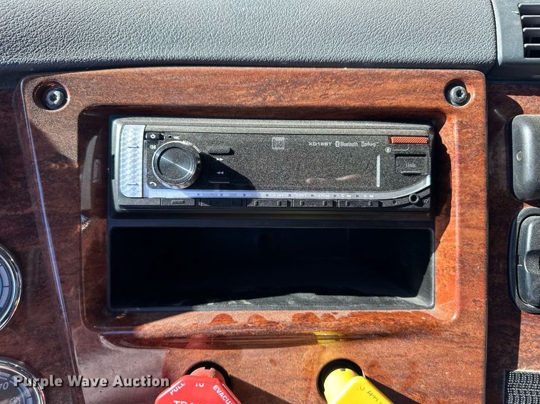 image for item ER8336 2015 Freightliner Cascadia 125 semi truck