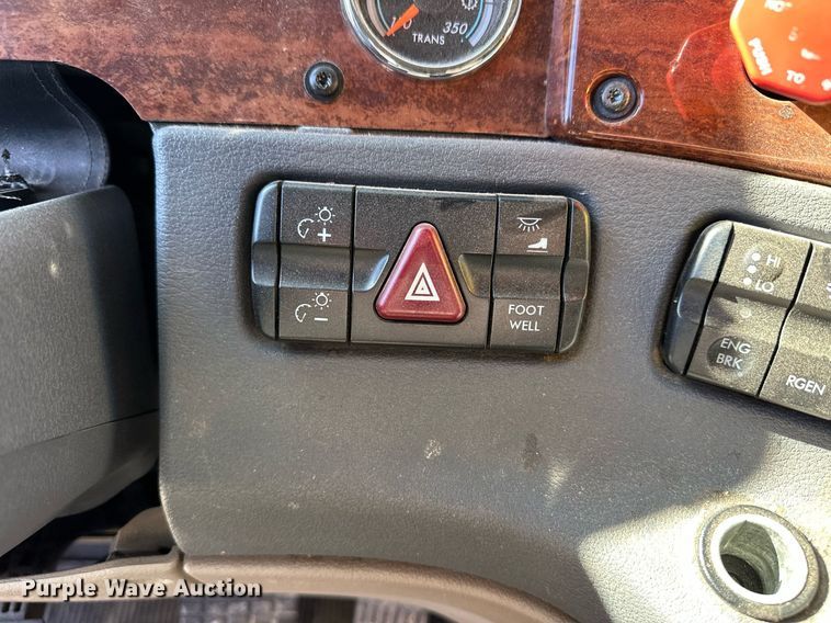 image for item ER8336 2015 Freightliner Cascadia 125 semi truck