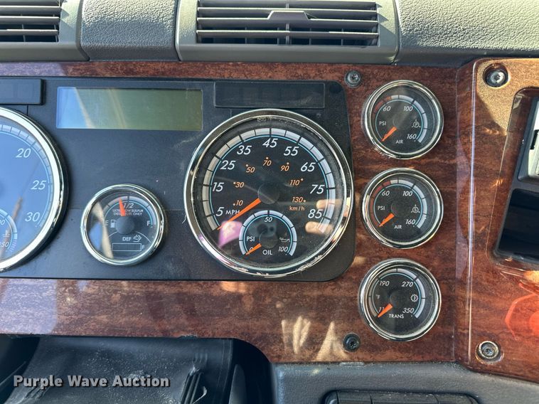 image for item ER8336 2015 Freightliner Cascadia 125 semi truck