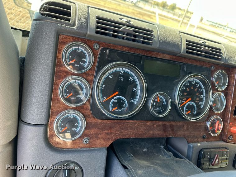 image for item ER8336 2015 Freightliner Cascadia 125 semi truck