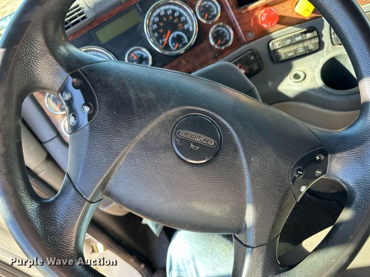 image for item ER8336 2015 Freightliner Cascadia 125 semi truck