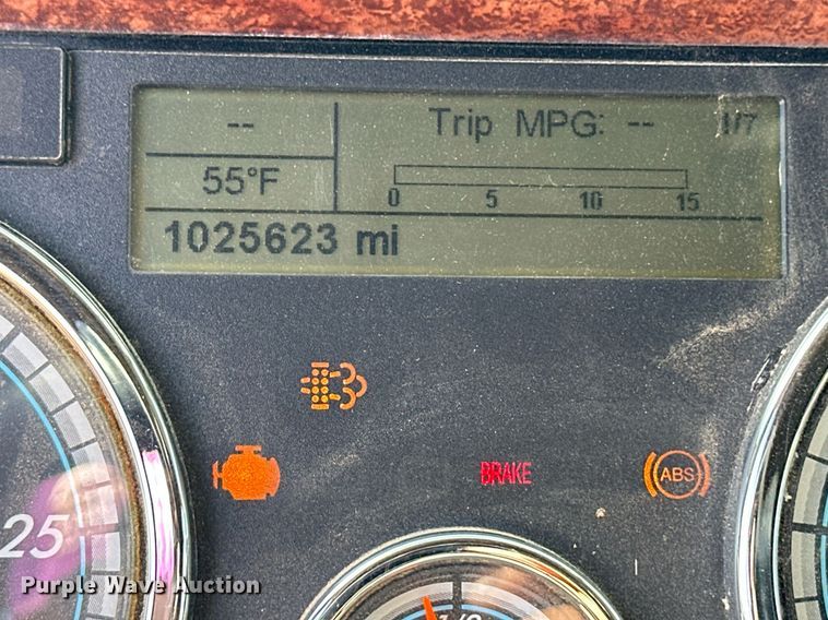 image for item ER8336 2015 Freightliner Cascadia 125 semi truck