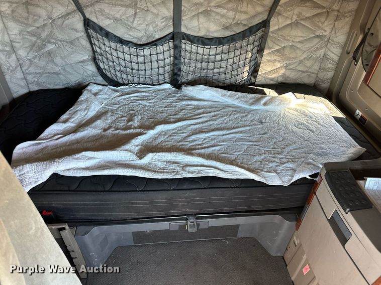 image for item ER8336 2015 Freightliner Cascadia 125 semi truck