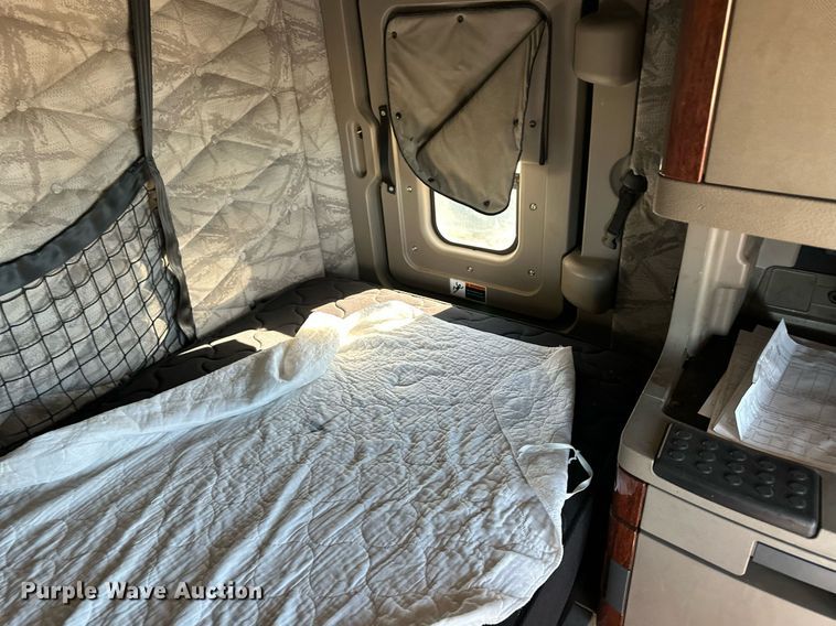 image for item ER8336 2015 Freightliner Cascadia 125 semi truck