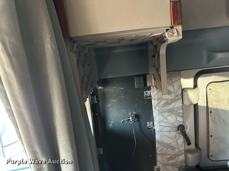 image for item ER8336 2015 Freightliner Cascadia 125 semi truck