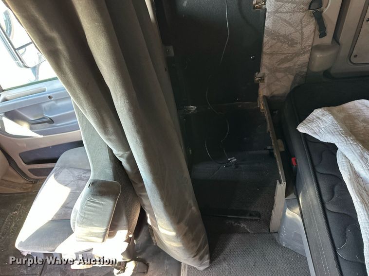 image for item ER8336 2015 Freightliner Cascadia 125 semi truck