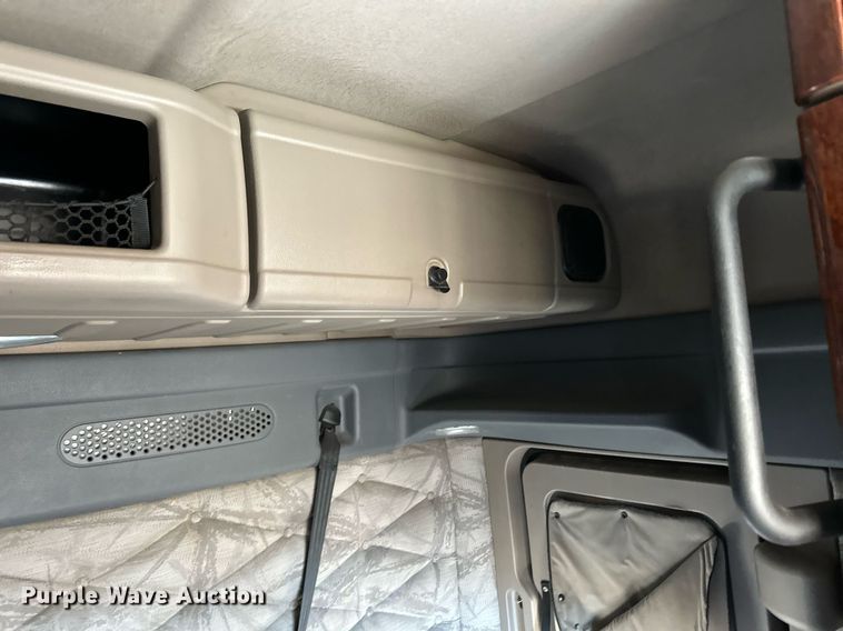 image for item ER8336 2015 Freightliner Cascadia 125 semi truck