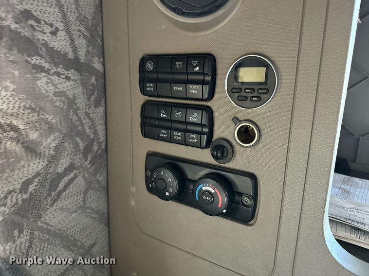 image for item ER8336 2015 Freightliner Cascadia 125 semi truck