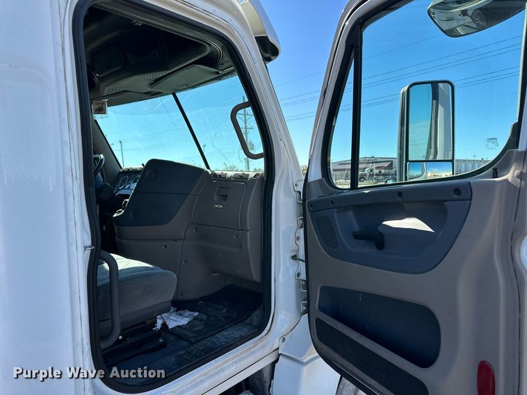 image for item ER8336 2015 Freightliner Cascadia 125 semi truck