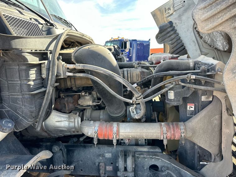 image for item ER8336 2015 Freightliner Cascadia 125 semi truck