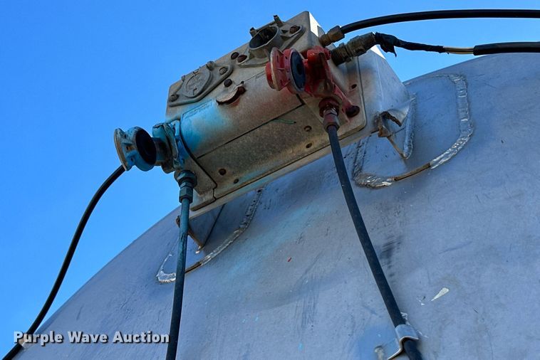 image for item ER8355 1968 Fruehauf tank trailer