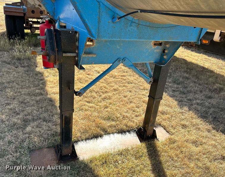 image for item ER8355 1968 Fruehauf tank trailer