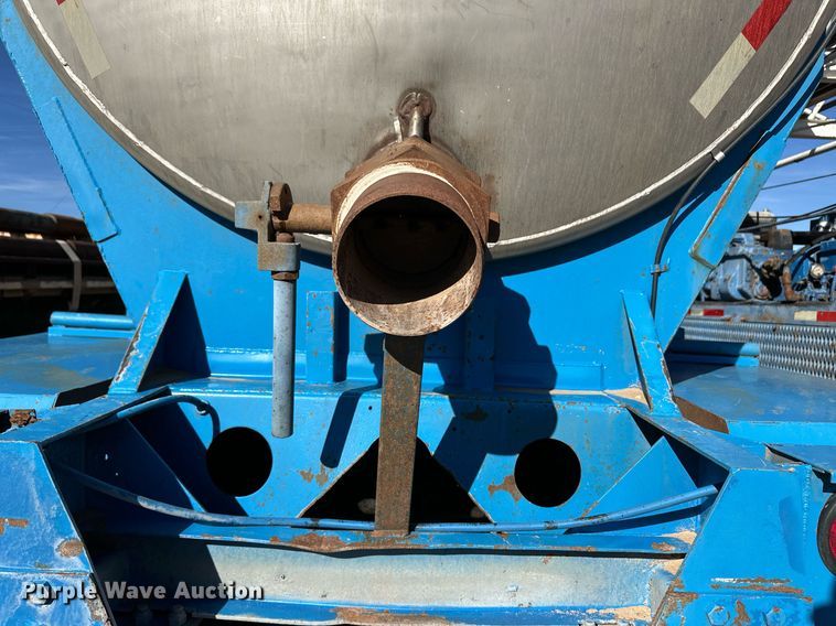 image for item ER8355 1968 Fruehauf tank trailer