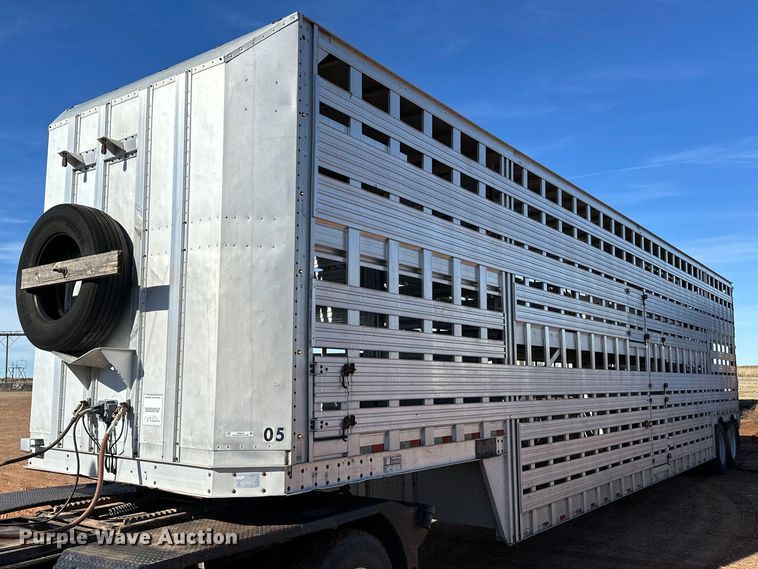 image for item ER8359 1997 Barrett livestock trailer