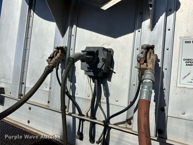 image for item ER8359 1997 Barrett livestock trailer