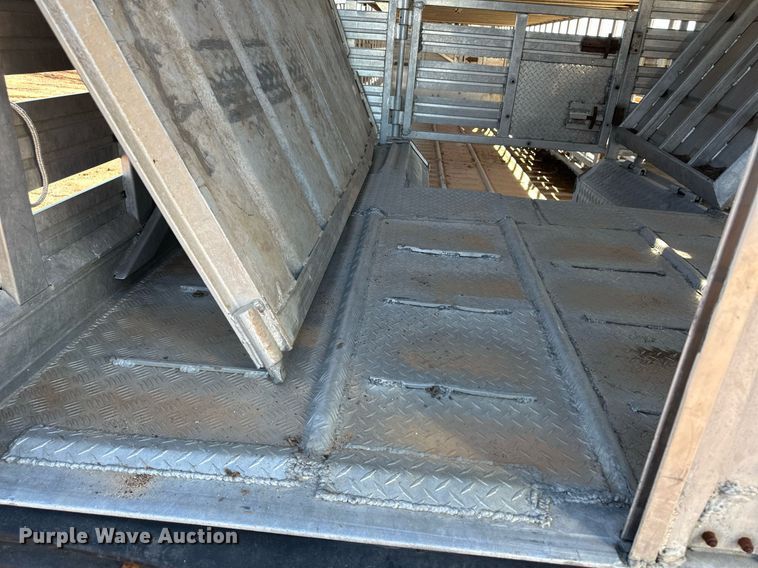 image for item ER8359 1997 Barrett livestock trailer