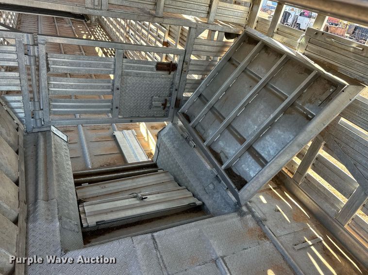 image for item ER8359 1997 Barrett livestock trailer