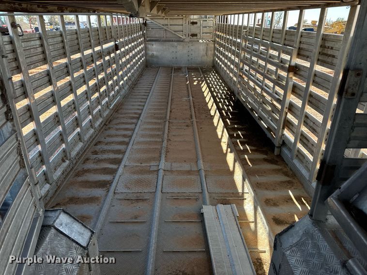 image for item ER8359 1997 Barrett livestock trailer
