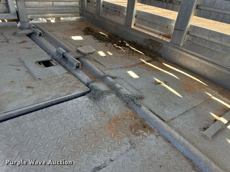 image for item ER8359 1997 Barrett livestock trailer