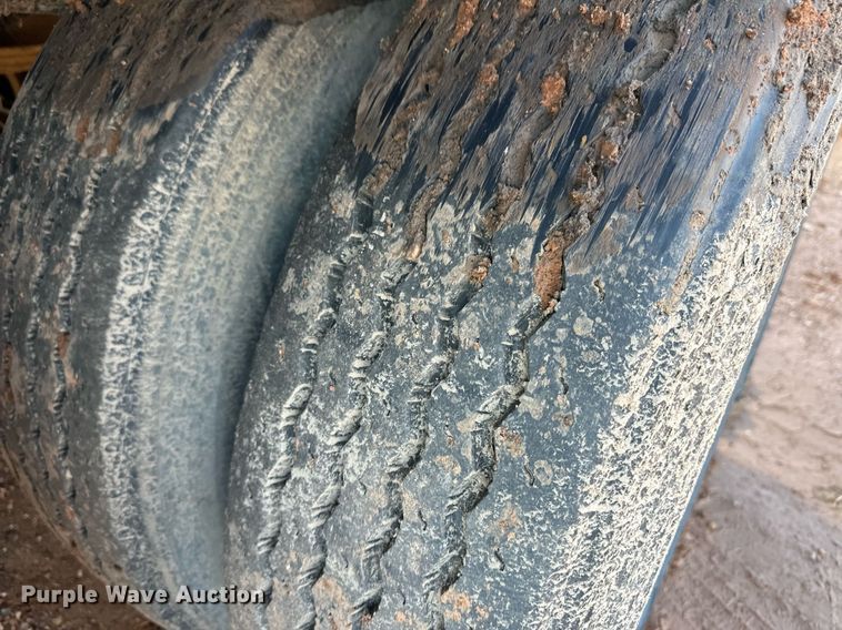 image for item ER8359 1997 Barrett livestock trailer