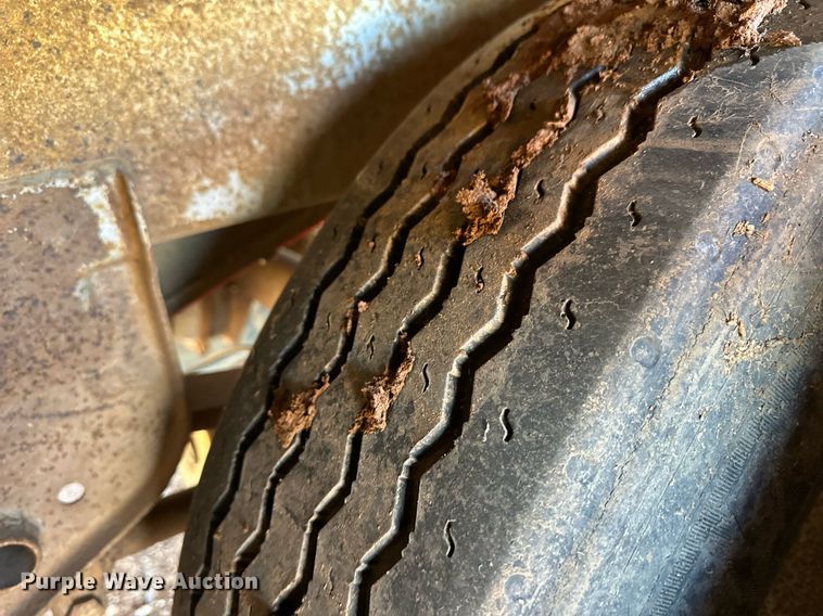 image for item ER8359 1997 Barrett livestock trailer