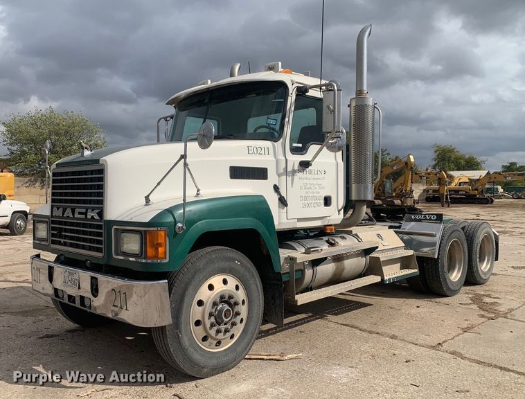 image for item JT9671 2004 Mack CH613 semi truck