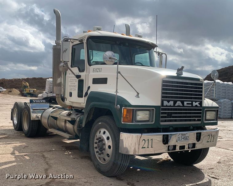 image for item JT9671 2004 Mack CH613 semi truck