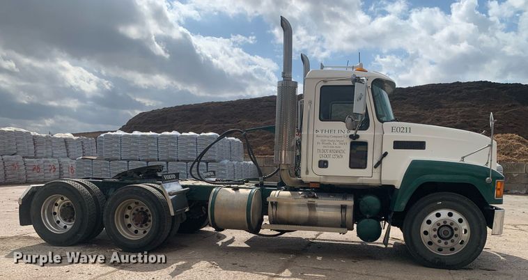 image for item JT9671 2004 Mack CH613 semi truck