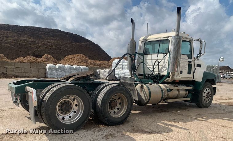 image for item JT9671 2004 Mack CH613 semi truck