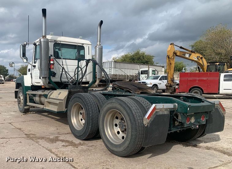 image for item JT9671 2004 Mack CH613 semi truck