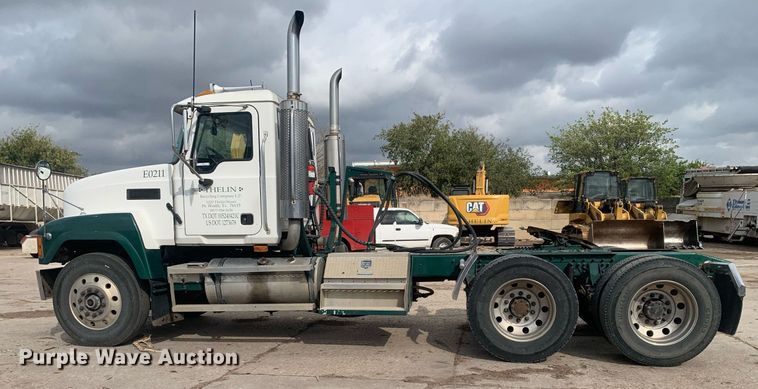 image for item JT9671 2004 Mack CH613 semi truck