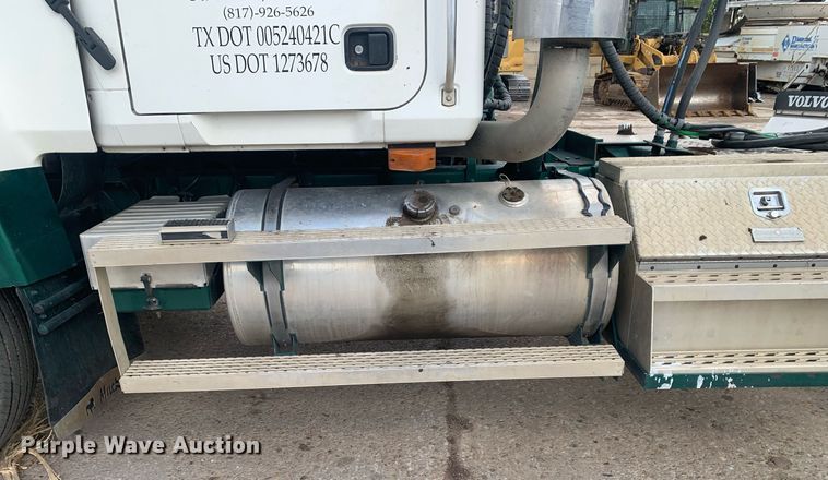 image for item JT9671 2004 Mack CH613 semi truck