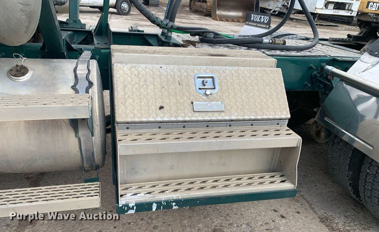 image for item JT9671 2004 Mack CH613 semi truck